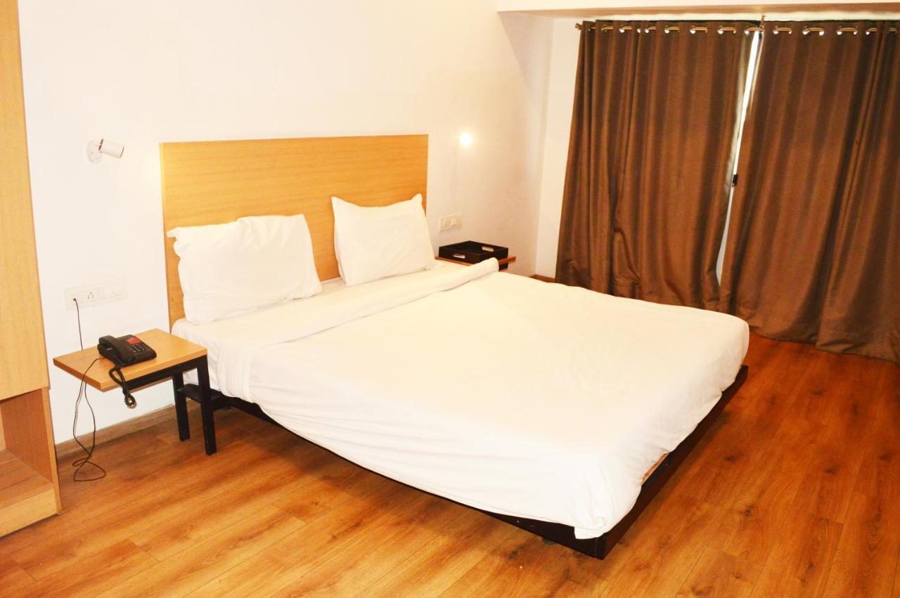 Hotel Orient Avenue Nagpur Zewnętrze zdjęcie